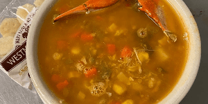 Sopa de cangrejo ligeramente condimentada al estilo de Maryland